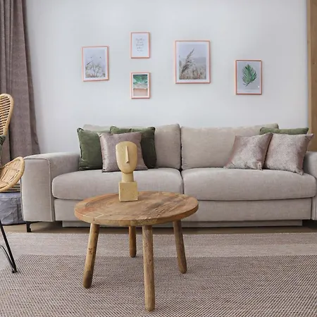 Platán With Lakeview