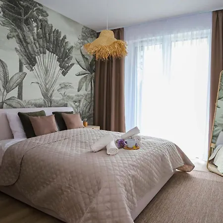 Platán With Lakeview