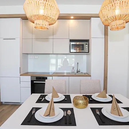 Platan With Lakeview *