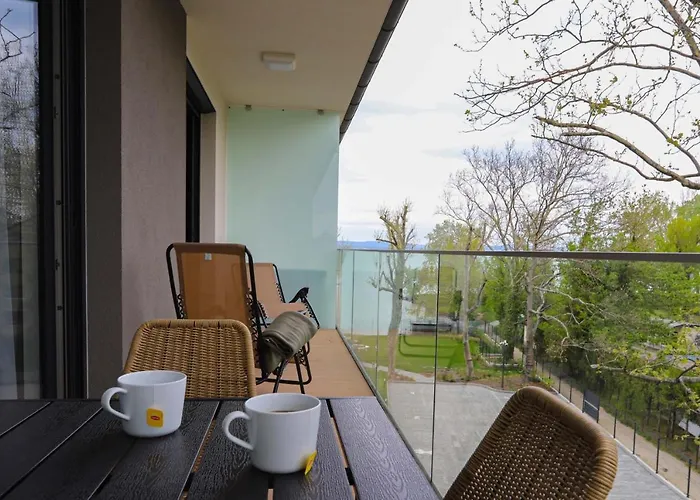 Platan With Lakeview *